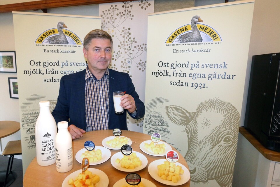 Claes Persson, ny vd för Gäsene mejeri, med ett urval av företagets ostar som har ställts i ordning i butiken i Ljung.