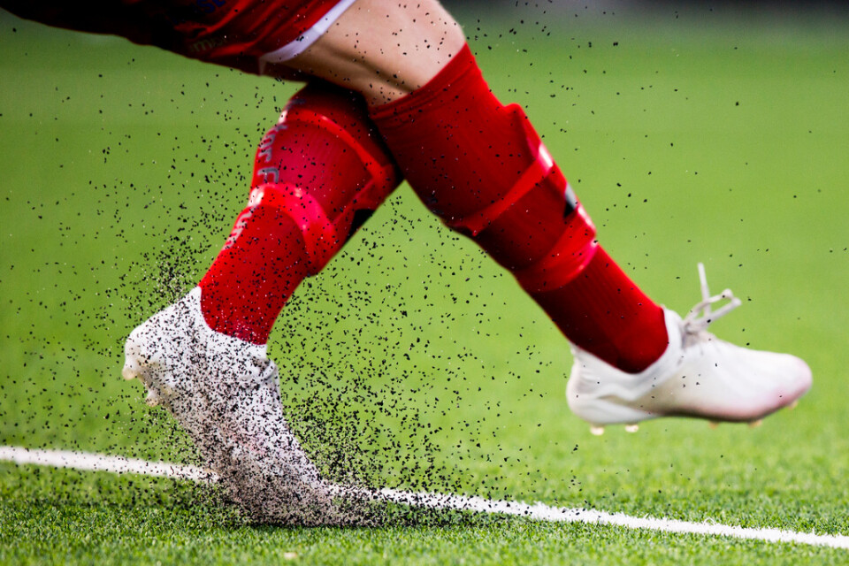Snart förbjudna partiklar flyger i luften på en fotbollsmatch på norskt konstgräs 2019. Arkivfoto.