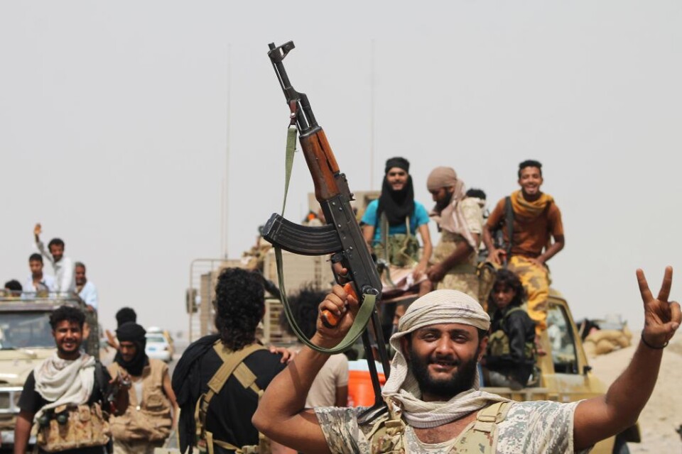 Styrkor lojala mot Jemens avsatte president har återtagit den största flygbasen i Jemen, efter ett dygnslångt anfall med understöd av den Saudiledda alliansen. Det innebär ännu ett rejält bakslag för Huthirebellerna som drev president Abd Rabbu Mansur H