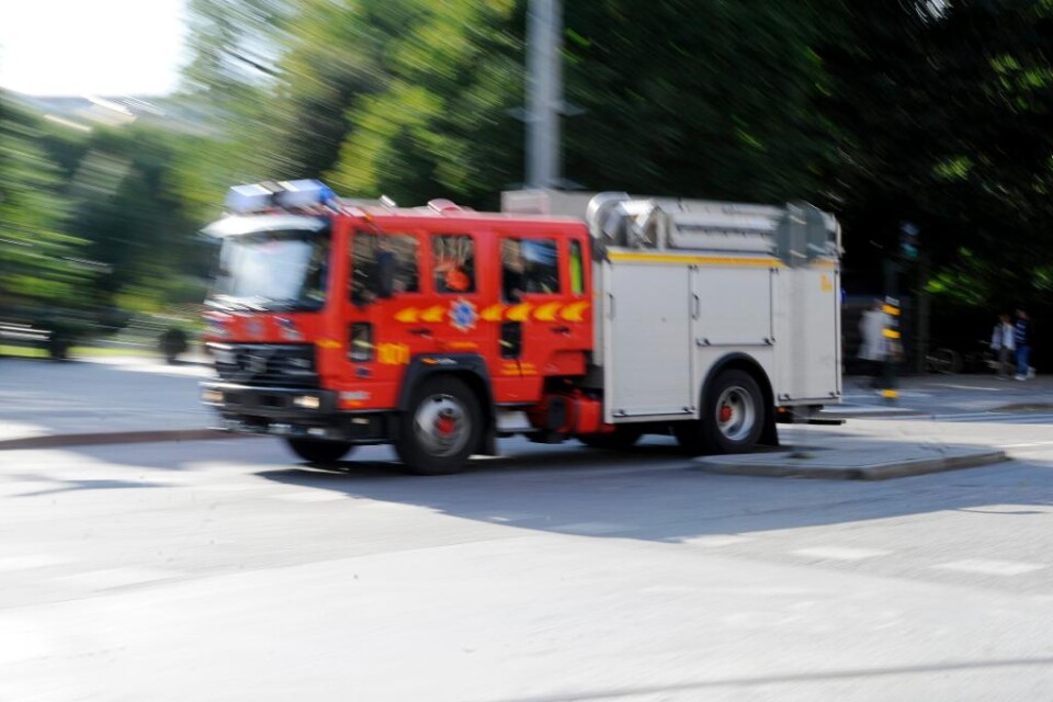 En kraftig brand bekämpas av ett stort antal brandmän från sex olika stationer i Kungsbacka, rapporterar lokala medier. - Branden är fullt utvecklad på vinden. Vi har en stor räddningsinsats för tillfället, säger Tony Johansson, larm- och ledningsopera