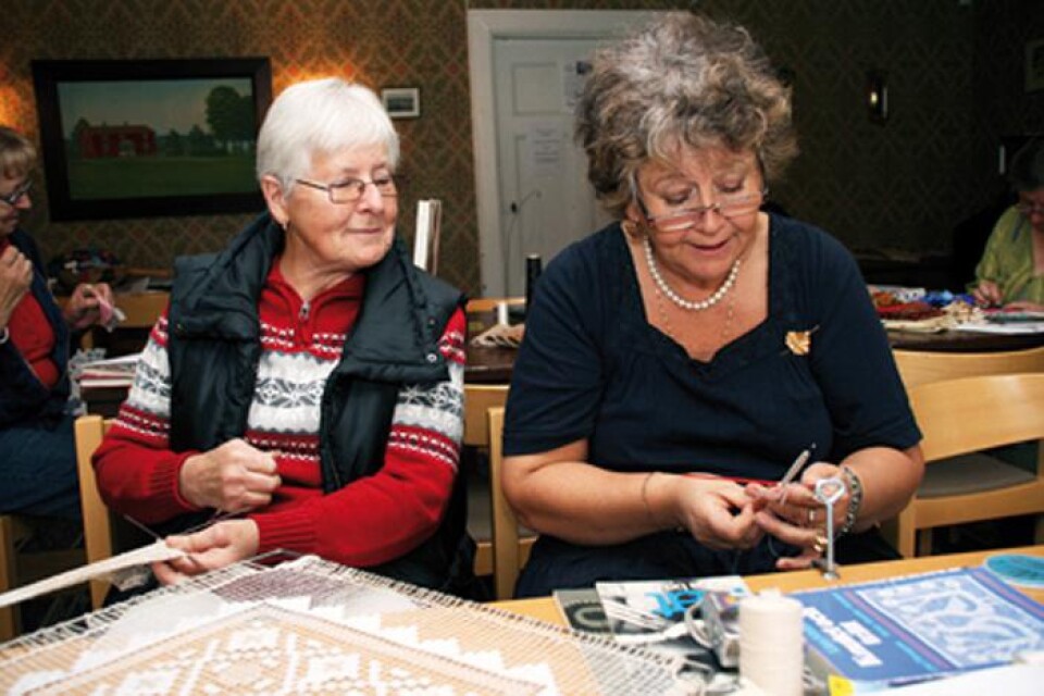 Elsa Lindqvist och Hanne Samuelsson provar på pennspets-metoden.