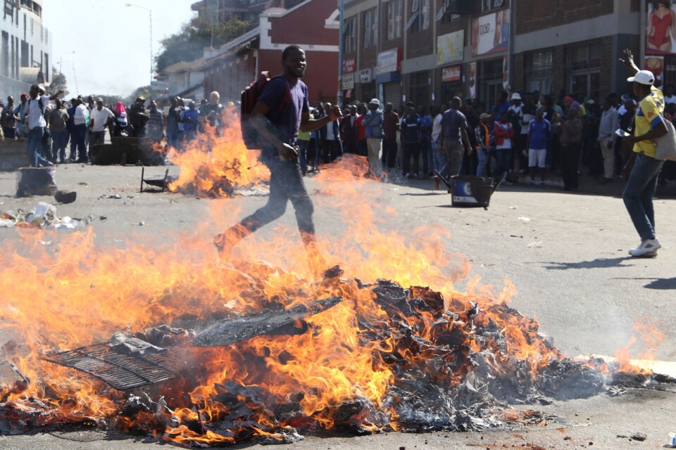 Många protesterade i Zimbabwes huvudstad Harare på onsdagen. Tre personer miste livet i samband med oroligheterna.