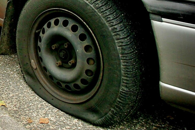 Bilägare fick däcket punkterat – skadegörelse misstänks