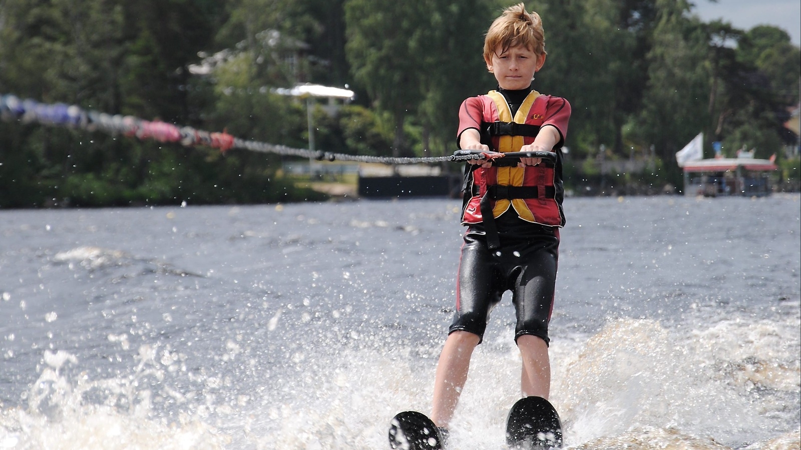 Marious Holmberg, 12 år, åker vattenskidor på Vittsjön.