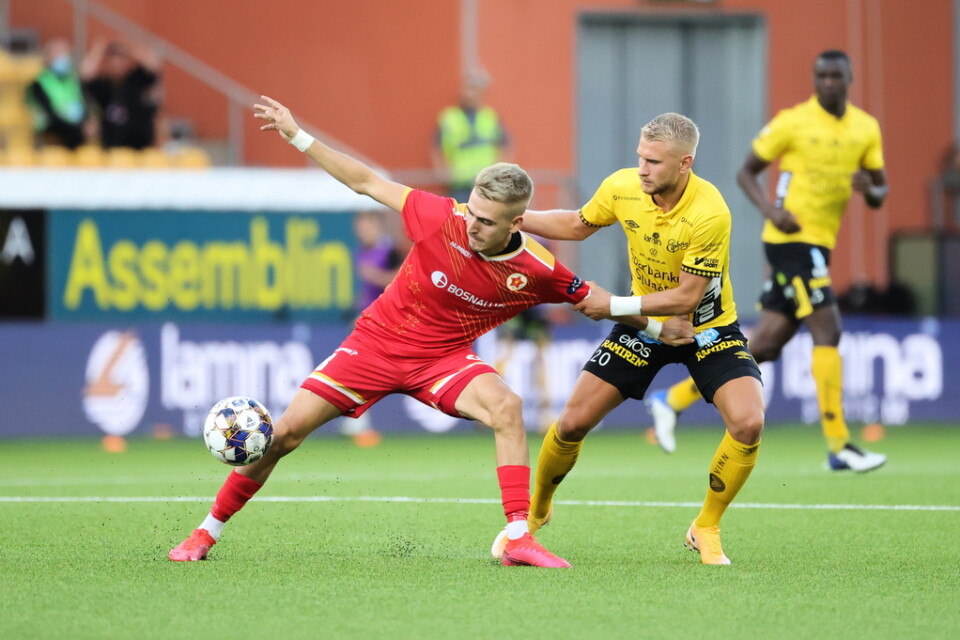 Velez Mehmed Cosic och Elfsborgs Simon Strand under torsdagens kvalmatch i Europa Conference League.