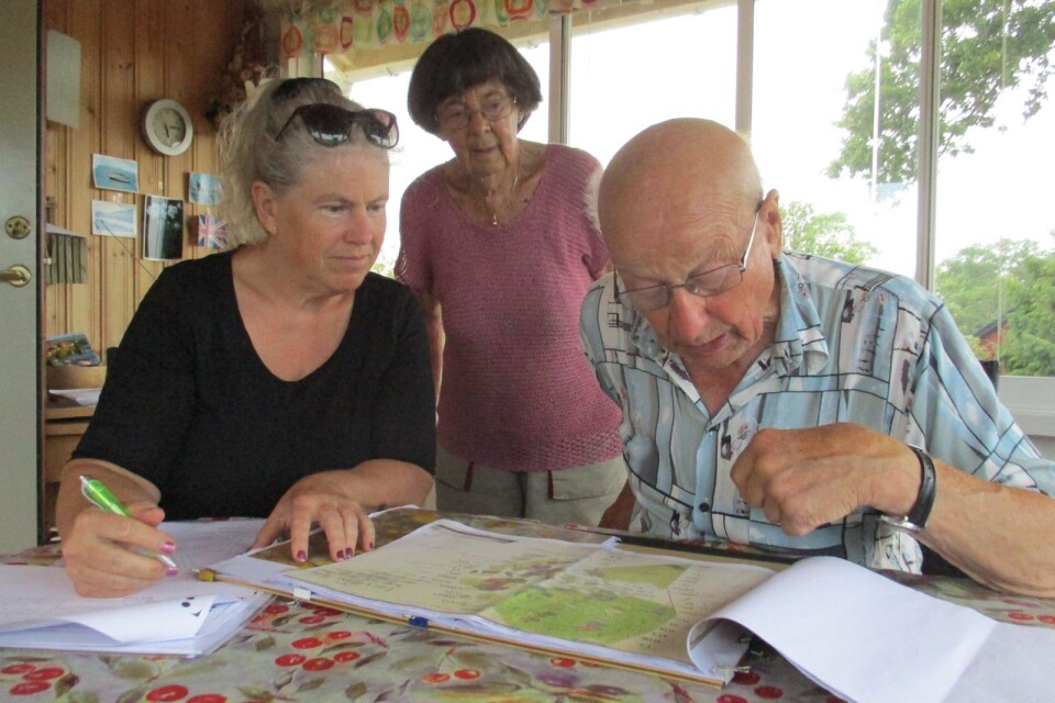 Åldermannen Gunnar Nilsson, 92 år,till höger, studerar kartor från Lilla Horn, med guiden Ann-Charlotte Magnusson till vänster, i bakgrunden hustrun Gunvor.