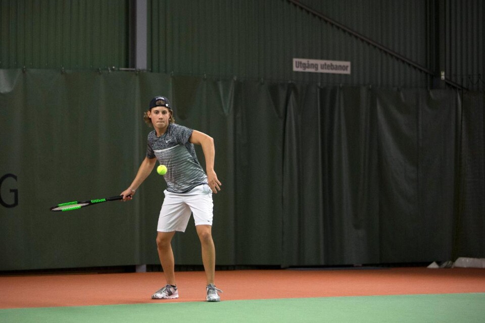 16-årige Joel Claus tränar tennis tre dagar i veckan. Foto: Björn Gustavsson