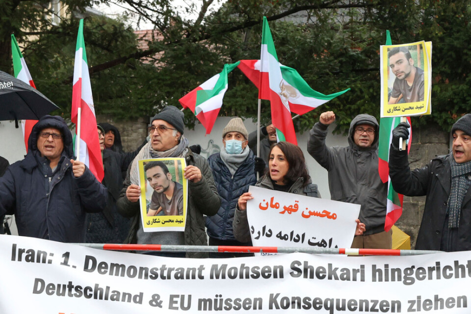 En stöddemonstration för protesterna i Iran vid den iranska ambassaden i Berlin, Tyskland, i torsdags. Arkivbild.