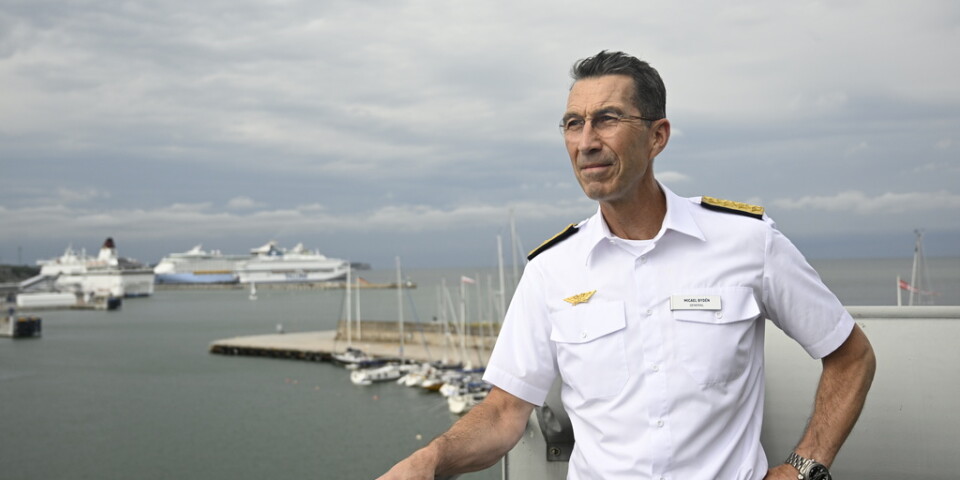 Micael Bydén, överbefälhavare, besöker ubåtsräddningsfartyget HMS Belos i Visby hamn.