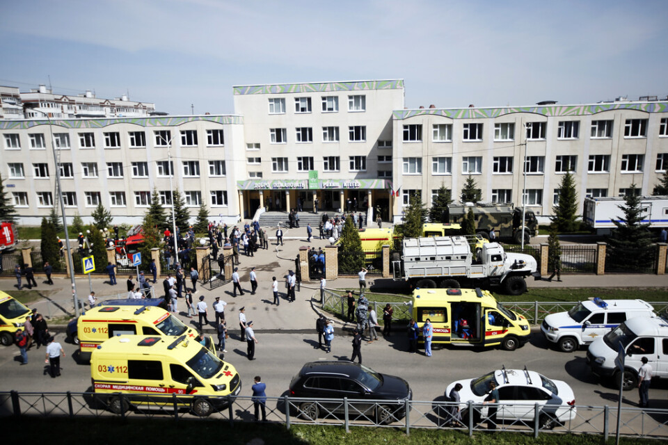 Ambulanser och polisbilar utanför skolan i Kazan efter dådet.