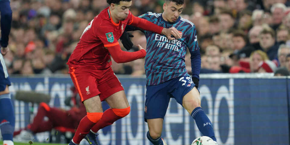 Arsenals Gabriel Martinelli, i blått, var med och kämpade till sig 0–0 i första ligacupsemin mot Liverpool.
