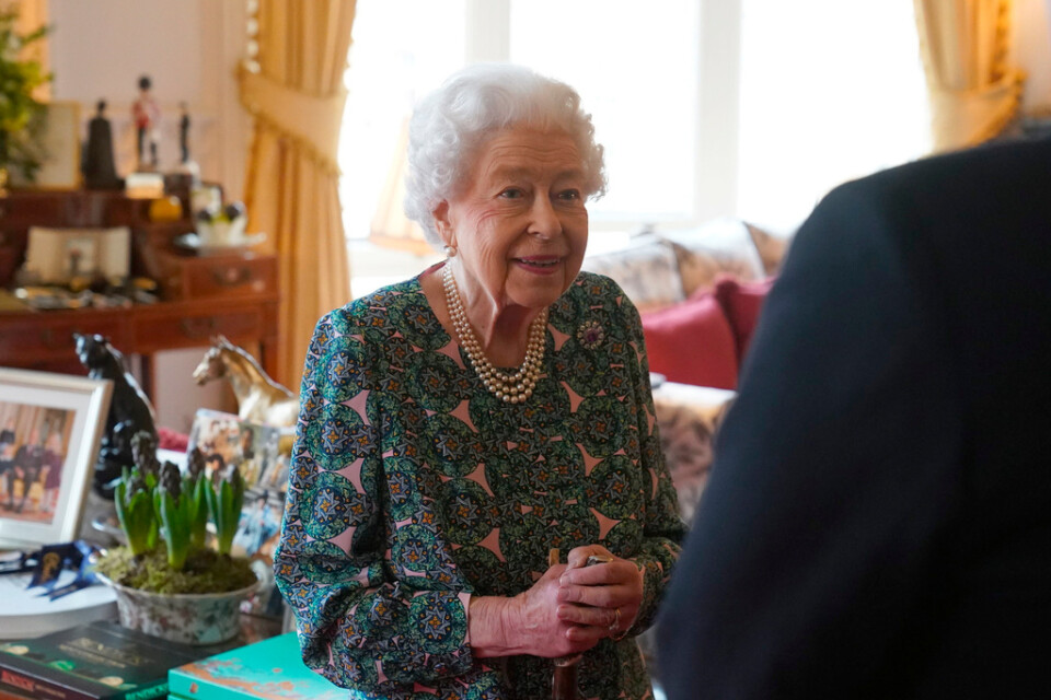 Brittiska drottningen Elizabeth ställer in ett offentligt framträdande på måndag. Bilden är från mitten av februari. Arkivbild.