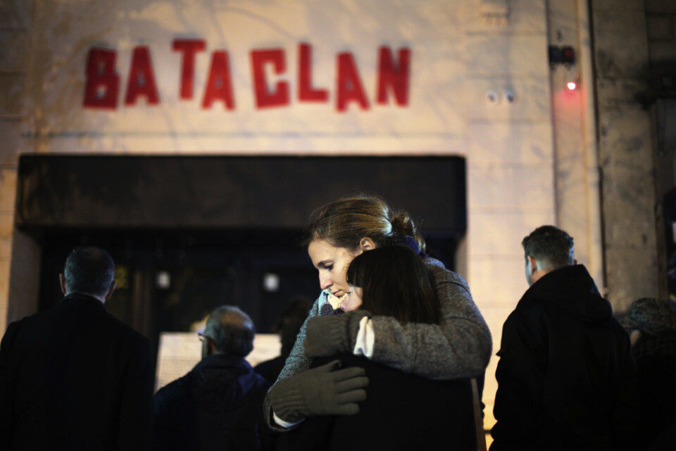 Två kvinnor kramar om varandra vid en minnesstund för offren i Bataclan-attacken, ett år efter händelsen. Arkivbild.
