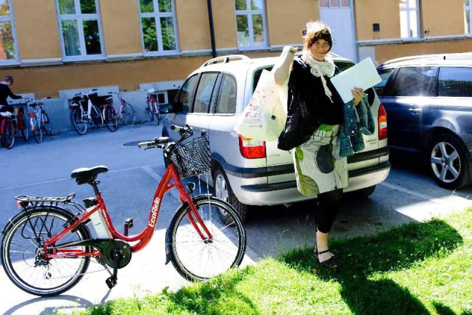 Åsa Romson och hennes röda cykel. Foto: Henrik Montgomery