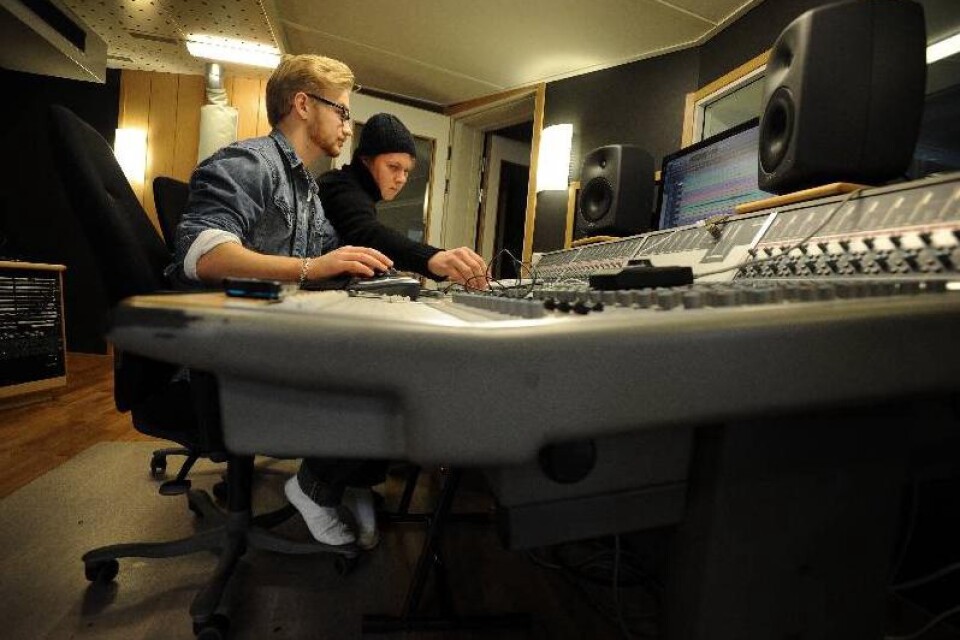 Emanuel Abrahamsson, till höger och Carl Karlsson är inte i studion bara under skoltid. Kvällar och helger går också åt när studierna är lika med deras största intresse.