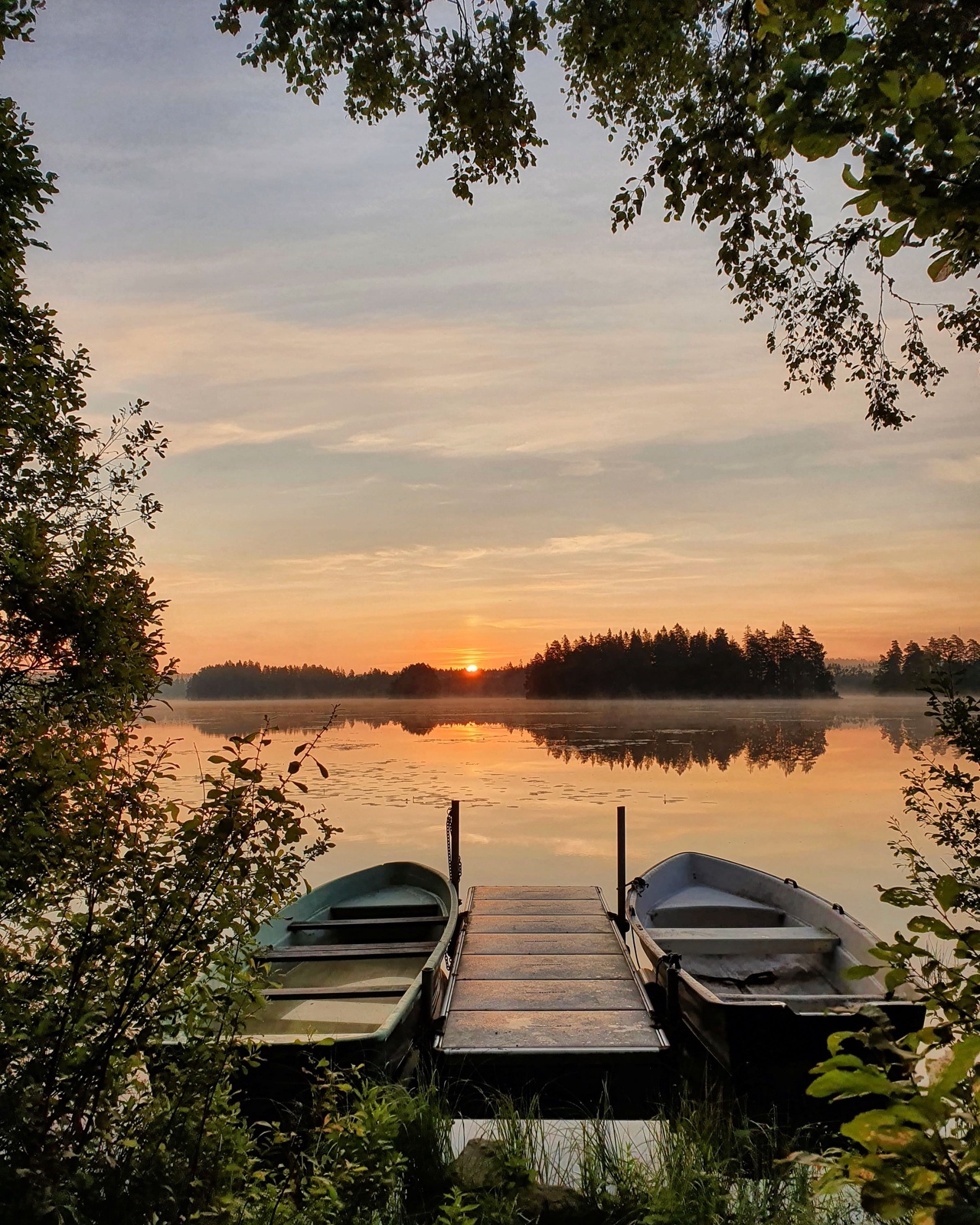 Soluppgång vid Kårahultsjön en majmorgon genom Karin Lorviks kameralins.