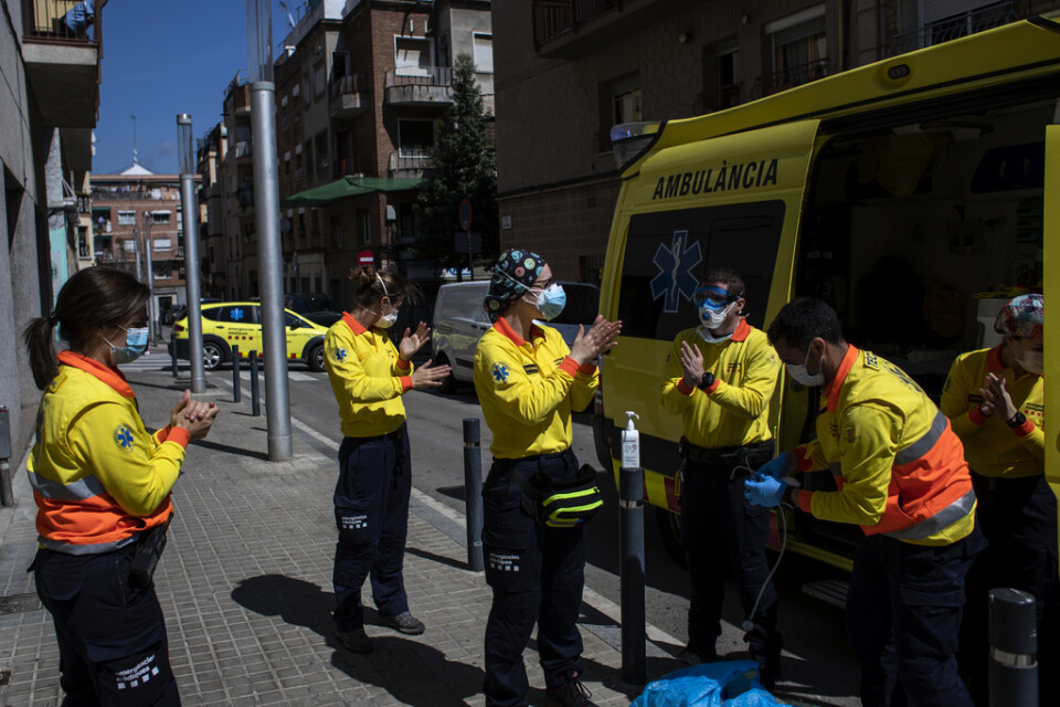 Vårdpersonal vid en ambulans i Barcelona.