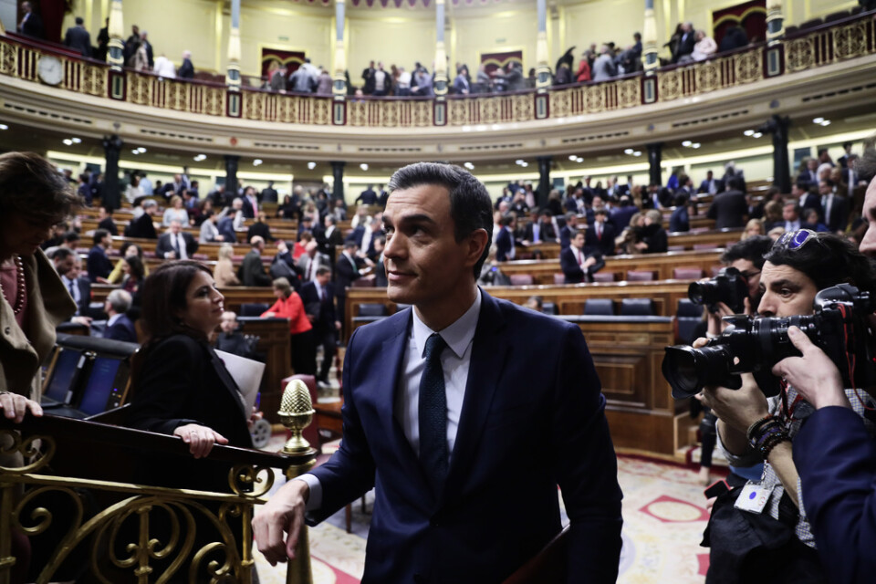 Spaniens tillförordnade premiärminister Pedro Sánchez lämnar parlamentet i Madrid efter den första förtroendeomröstningen.