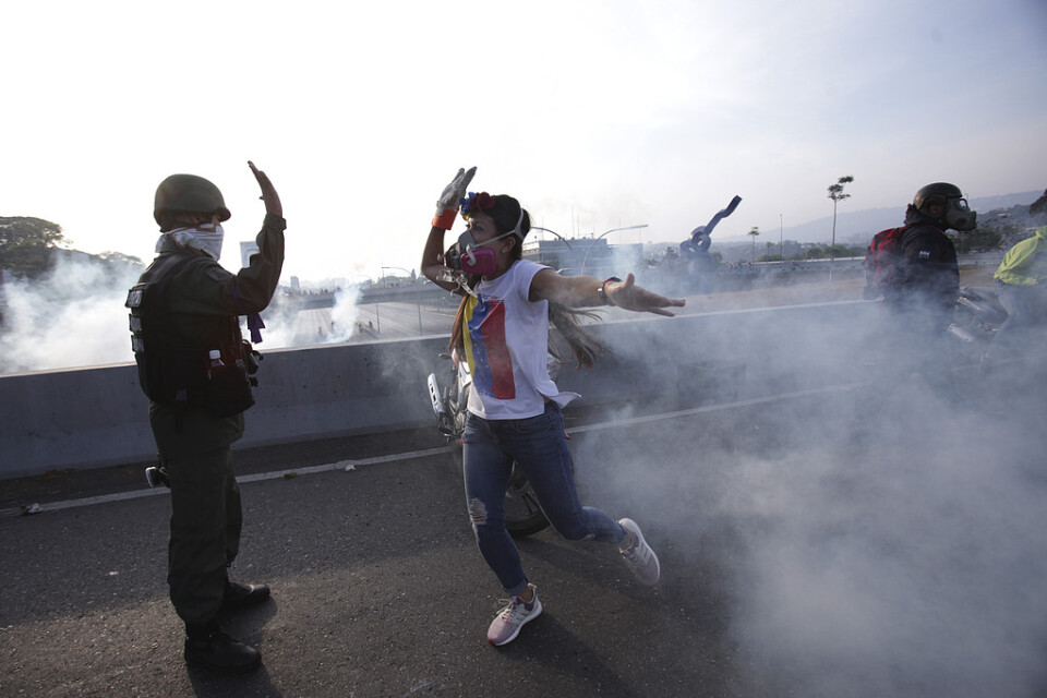 En motståndare till Nicolás Maduros styre gör high-five med en avhoppad soldat.