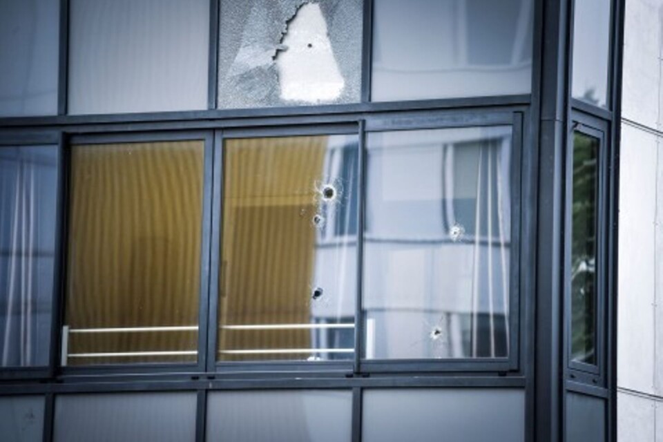Polisen misstänker att hålen i fasaden och i fönster till två lägenheter är skotthål.