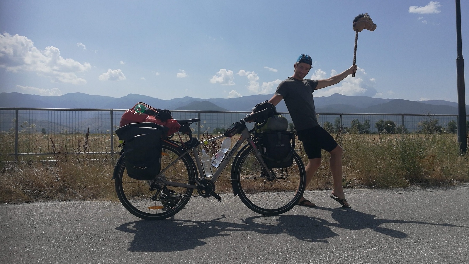 Under onsdagen korsade Felix Fernebring gränsen mellan Grekland och Nordmakedonien. I Kroatien träffade han på två tyskar som han cyklat med ett tag. Med på resan är även käpphästen Bob. Foto: Privat