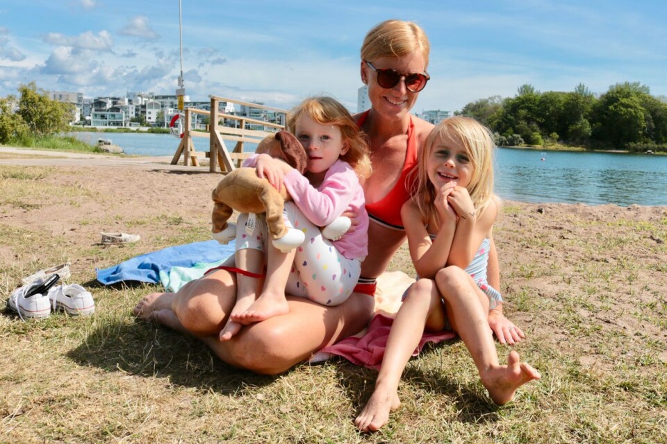 Sofia Hild med döttrarna Felice och Livia tycker om att bada på Kattrumpan i centrala Kalmar.