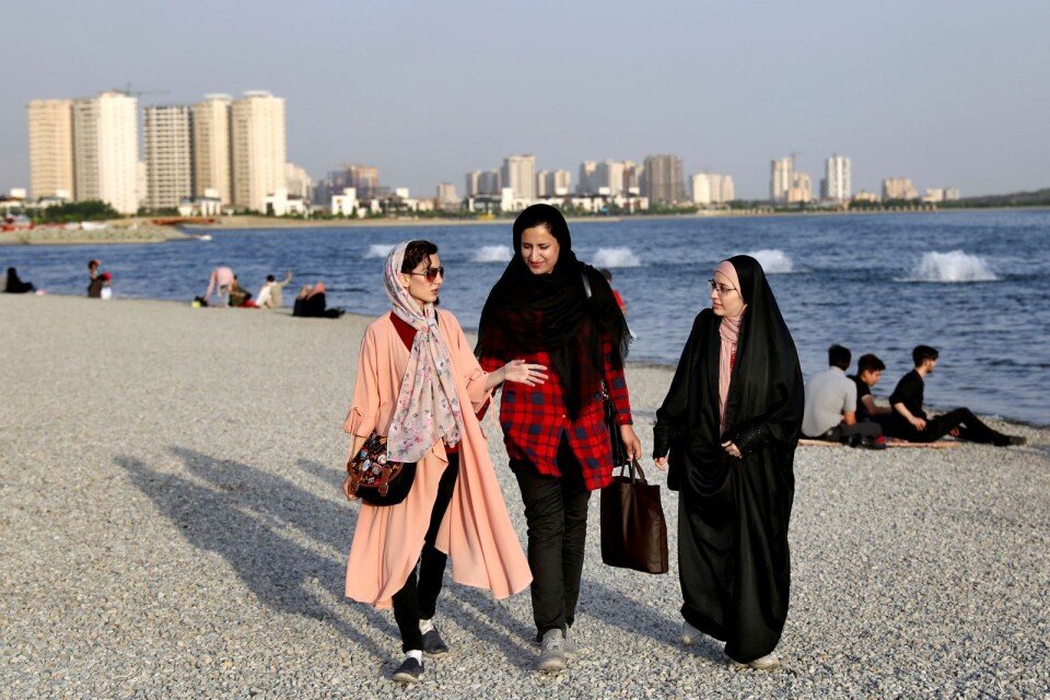 Kvinnorna i Iran får inte vistas ute utan slöja. De allt mer omfattande protesterna mot den misogyna lagstiftningen förtjänar svenska feministers stöd.