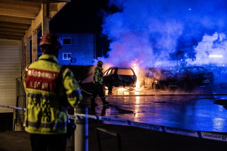 Flera bilar brann i Hässleholm under natten. Branden tros ha startat av någon form av explosion.