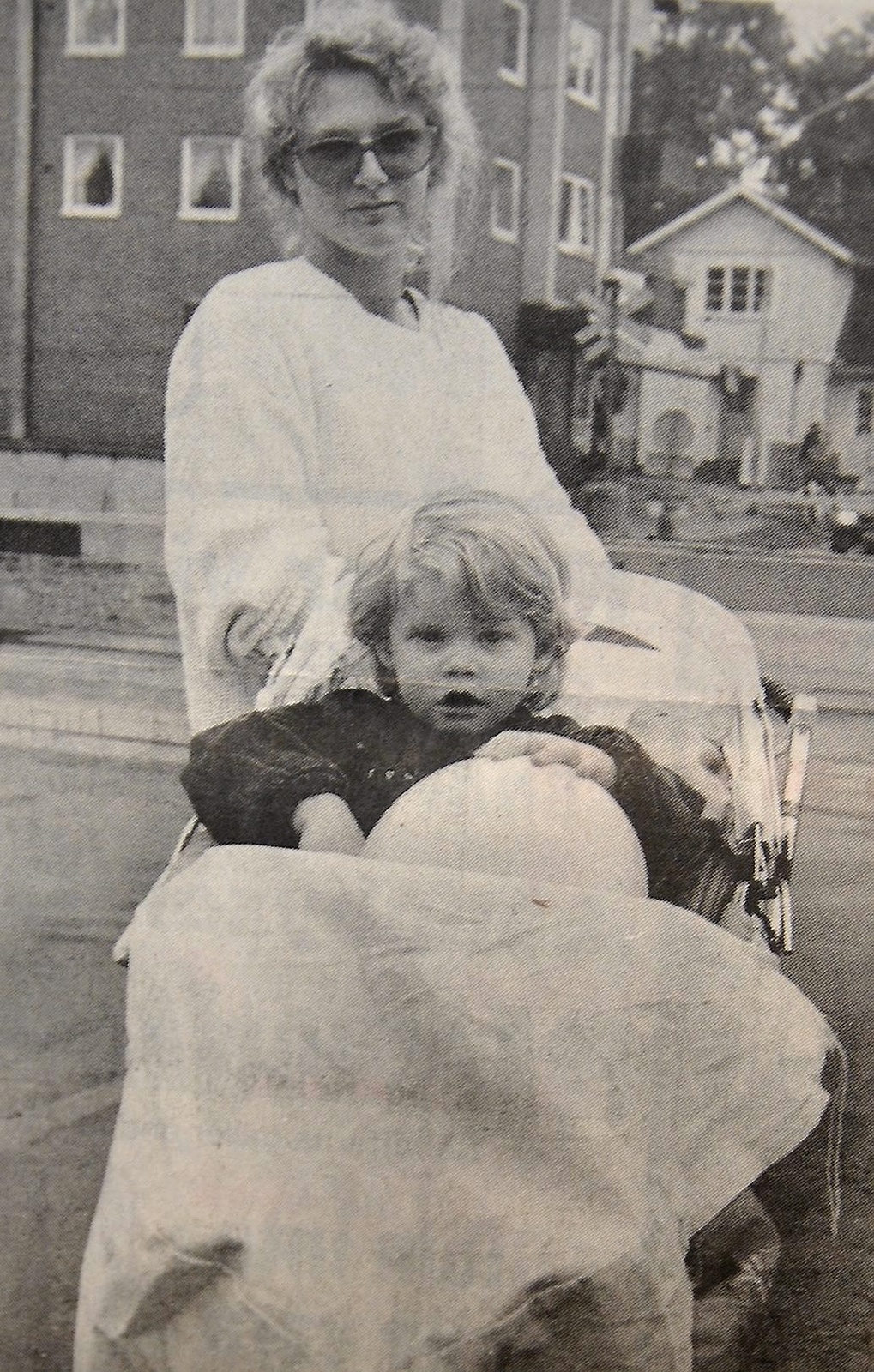 Den nya perrongtunneln är inget Ann Didriksson med dottern Mari i barnvagnen kan använda då Hantverksgatan stängs.
Arkiv