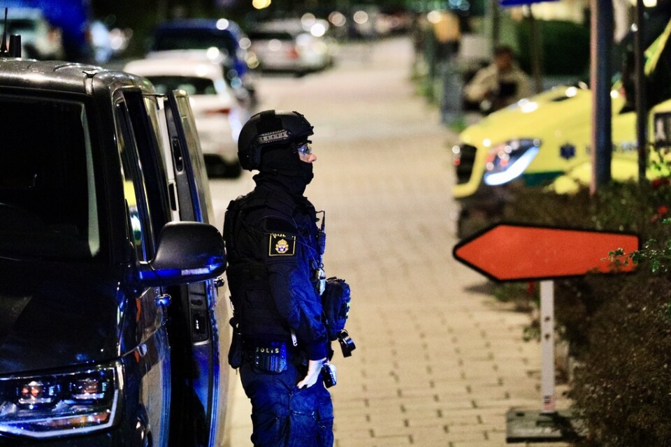 Polis vid det flerfamiljshus i Solna där en detonation ägt rum.