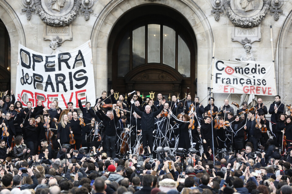Strejkande musiker genomför i protest mot regeringens föreslagna pensionsreform en utomhusföreställning utanför Parisioperan på lördagen.