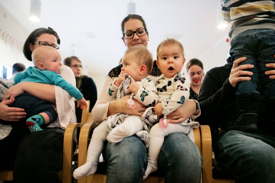 Ebba och Juni, åtta månader, satt i mamma Sofie Vidéen-Sturks knän. Till vänster Jenny Nilsson med sonen Måns.