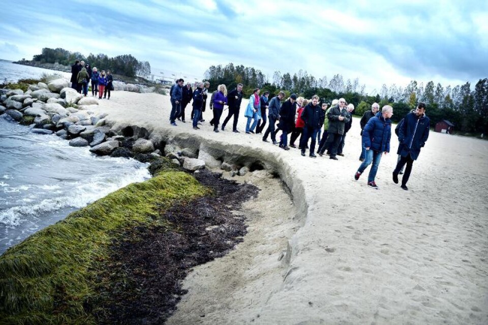 Studiebesök. Kustmötets deltagare besökte under onsdagseftermiddagen Täppetstranden i Åhus för att se hur den strandutfyllnad kommunen gjort fungerar.