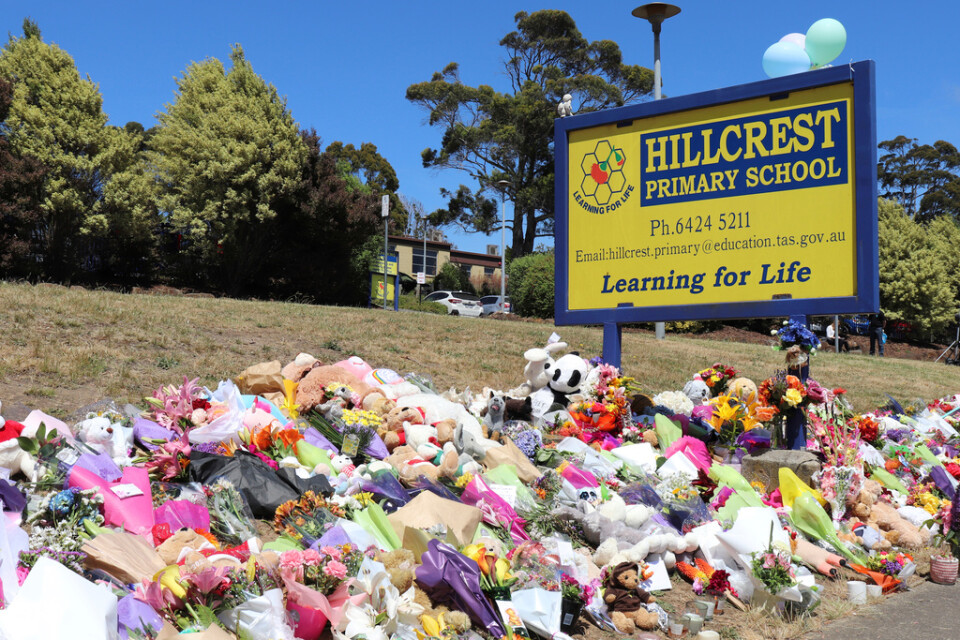 Människor har lagt blommor vid den skola där sex barn dog i en olycka. Arkivbild.