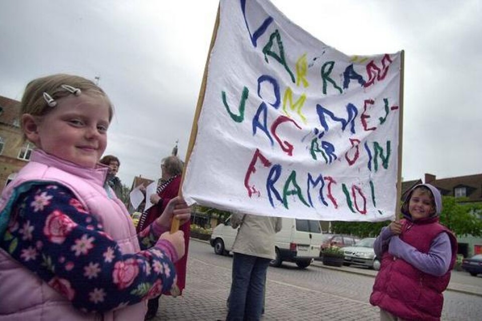 Hammenhögsflickorna Ellen Ekvall, 6 år, och Hanna Cronvall, 8, demonstrerade på torget mot nedskärningarna i barnomsorgen med orden "Var rädd om mej. Jag är din framtid". bild: mark hanlon
