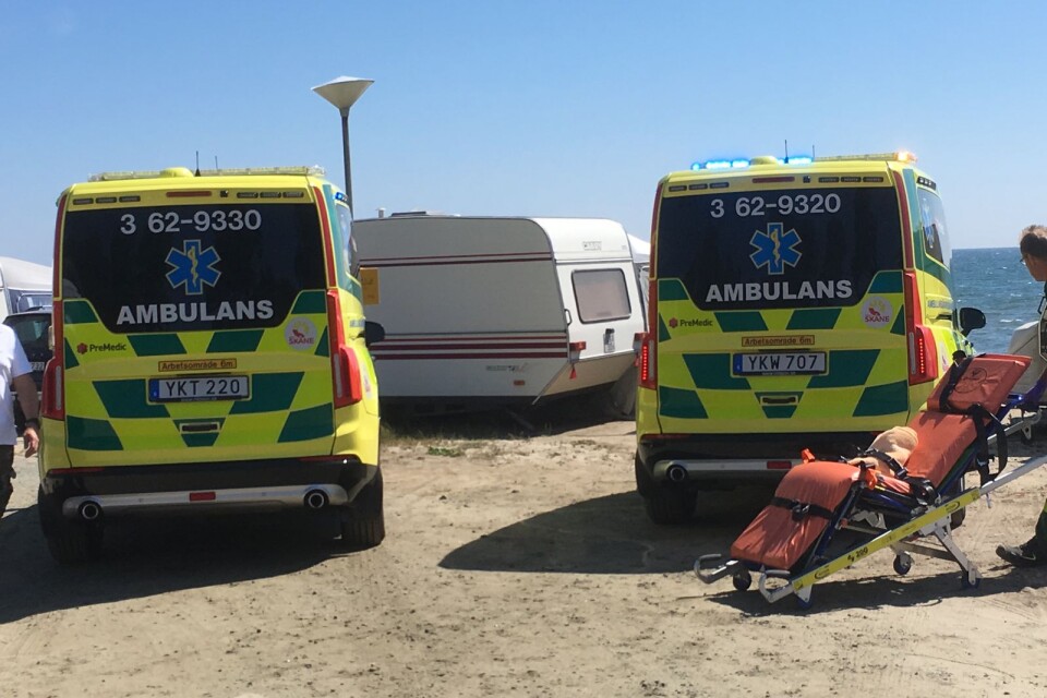 Mannen och kvinnan fördes med ambulans till sjukhuset i Ystad.