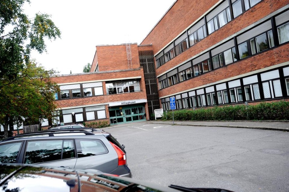 I somras avled en patient efter att ha skickats hem från Mälarsjukhuset i Eskilstuna, rapporterar SVT Sörmland. Patienten hade blivit biten i benet av sin katt och sökte vård på grund av smärtor i höften. Smärtorna bedömdes dock som artros, och patiente