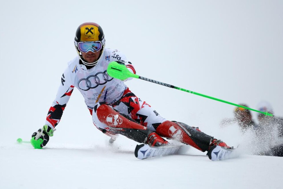 Marcel Hirscher utklassade motståndarna i det första åket av världscuptävlingen i storslalom i Garmisch-Partenkirchen. Österrikaren leder med hela 1,99 före landsmannen Benhamin Raich. Matts Olsson, VM-femma i storslalom för några veckor sedan, hade sjä