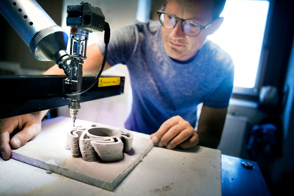 David Andréen, universitetslektor på arkitektutbildningen vid Lunds universitet visade hur 3D-skrivaren skrev ut en sektion till en pelare i keramik. Planen är även att föreläsa för gymnasieungdomar i Bromölla om projektet som förlängning av Bromöllas keramikhistoria.