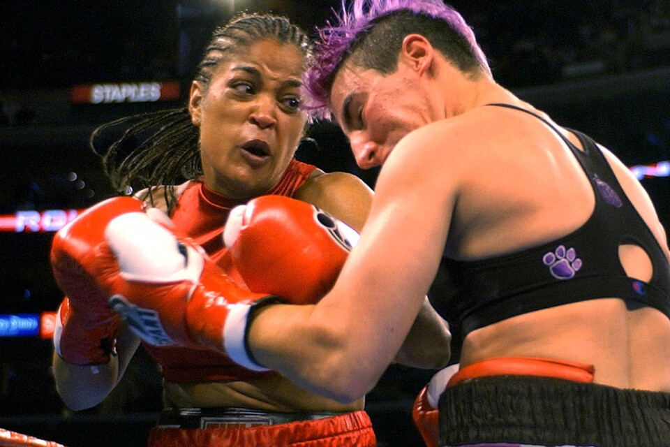 Amerikanskorna Laila Ali (till vänster) och Valerie Mahfood möttes för 20 år sedan, 2002. I juni året därpå hade de en returmatch och då togs den här bilden. Båda gångerna segrade Ali på teknisk knockout.