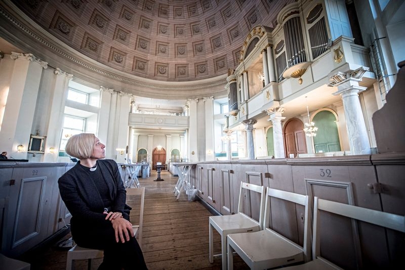 Kyrkoherde Pamela Garpefors blickar ut över Trefaldighetskyrkans orgel.
