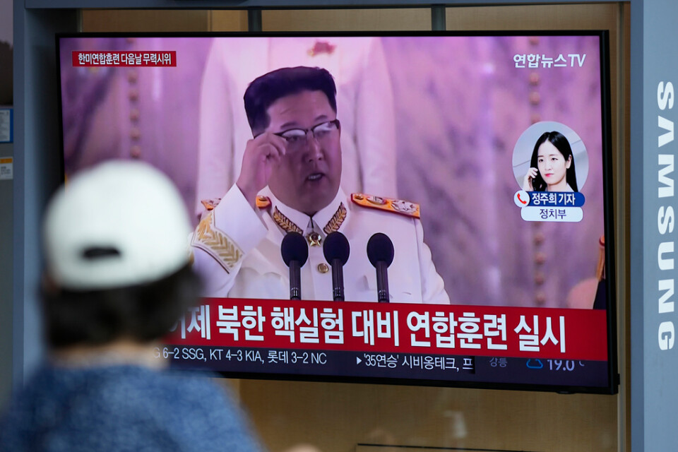 En nyhetssändning med arkivbilder på Nordkoreas diktator Kim Jong-Un i samband med ett tidigare vapentest från landet den 5 juni i år. Arkivbild.