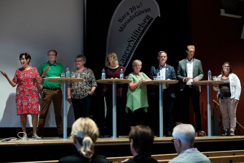 Samtliga regionfullmäktiges partier var representerade: Eva-Britt Svensson (V), Michael Öberg (MP), Anna Fransson (S), Eva Johansson (KD), Britt-Louise Berndtsson (C), Yngve Filipsson (L), Mikael Johansson (M) och Melena Jönsson (SD).
