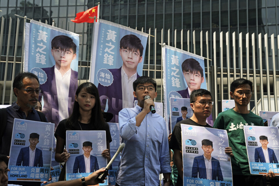 Joshua Wong, i mitten, talar vid ett evenemang för demokrati i september.