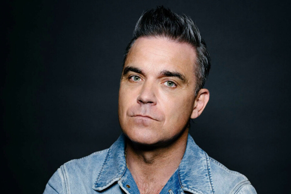 Robbie Williams är dubbelaktuell 25 år efter solodebuten – och 32 år efter att han blev världskänd. Pressbild.