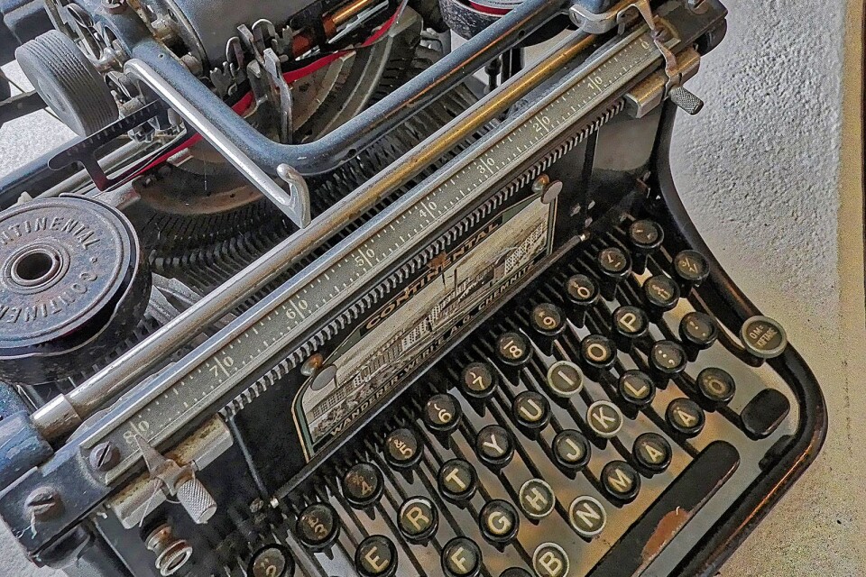 En skrivmaskin Continental från anno dazumal har sett sina bättre dagar, liksom en del äldre, lugna, rofyllda ord som nästan har glömts bort när språket blir allt hastigare.