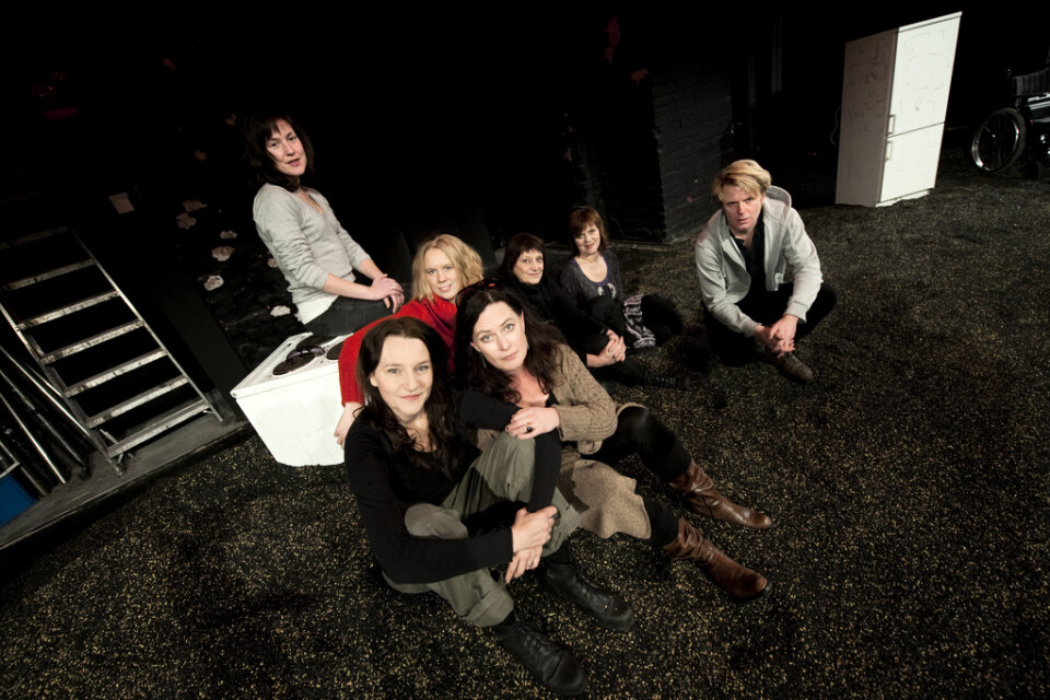 Inga Edwards medverkade 2010 i "Metallflickan" på Teater Galeasen i Stockholm. På bilden sitter Inga Edwards som tredje person från höger i den bakre raden. Arkivbild.