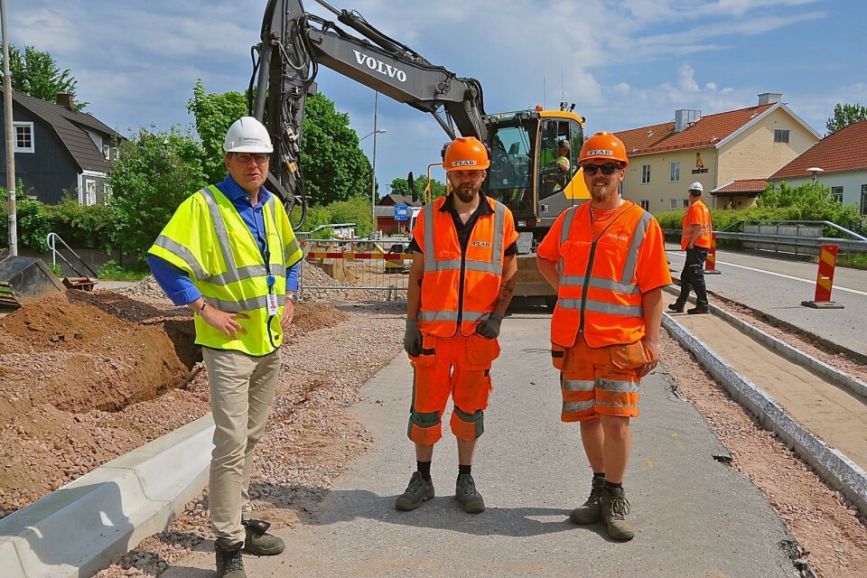 Projektledare Anders Stjärnström, anläggningsarbetarna Marcus och Lucas vid gamla bussfickan, i bakgrunden grävmaskinist Bert.