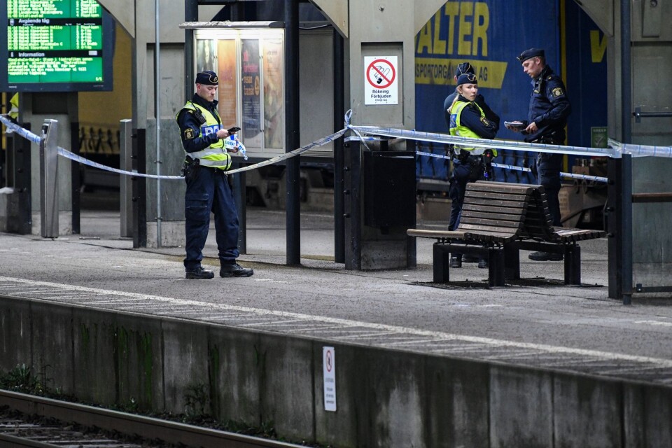 Polis på plats efter att en kvinna blivit påkörd av ett tåg på Lund central.