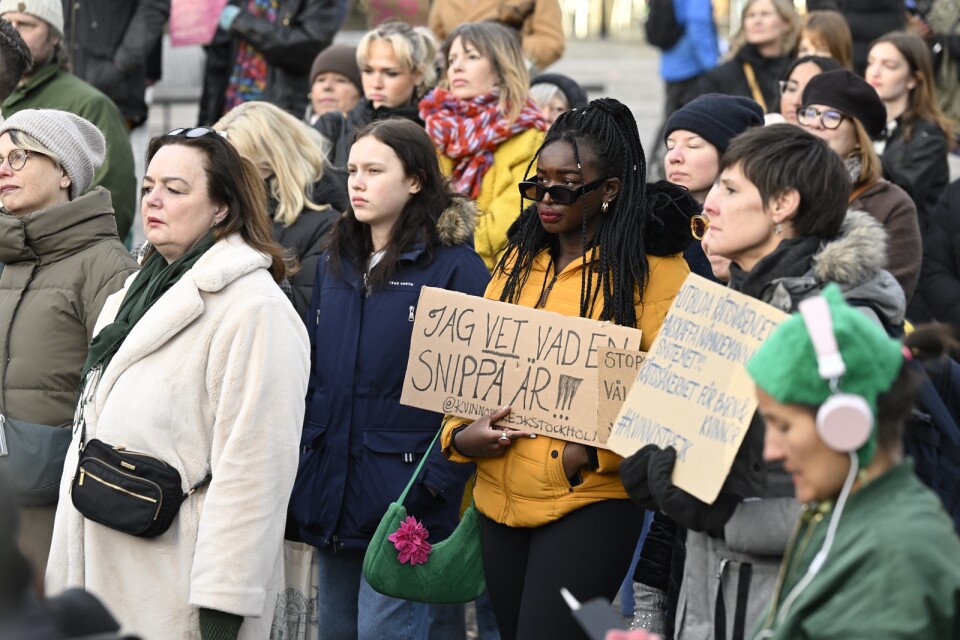 Manifestationen "Vi vet vad en snippa är" på Medborgarplatsen i Stockholm på fredagen. Demonstranterna protesterar mot den uppmärksammade friande hovrättsdomen mot en man som i tingsrätten fälldes för våldtäkt mot en tioårig flicka. Deltagarna kräver upprättelse för flickan och ökad kunskap om sexuellt våld. 
Foto: Jessica Gow / TT / kod 10070